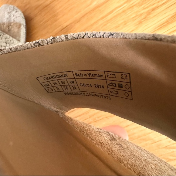 Vionic Chardonnay Heeled Sandal in "Oatmeal Leather Snake Print" Size 7.5 - Picture 15 of 16